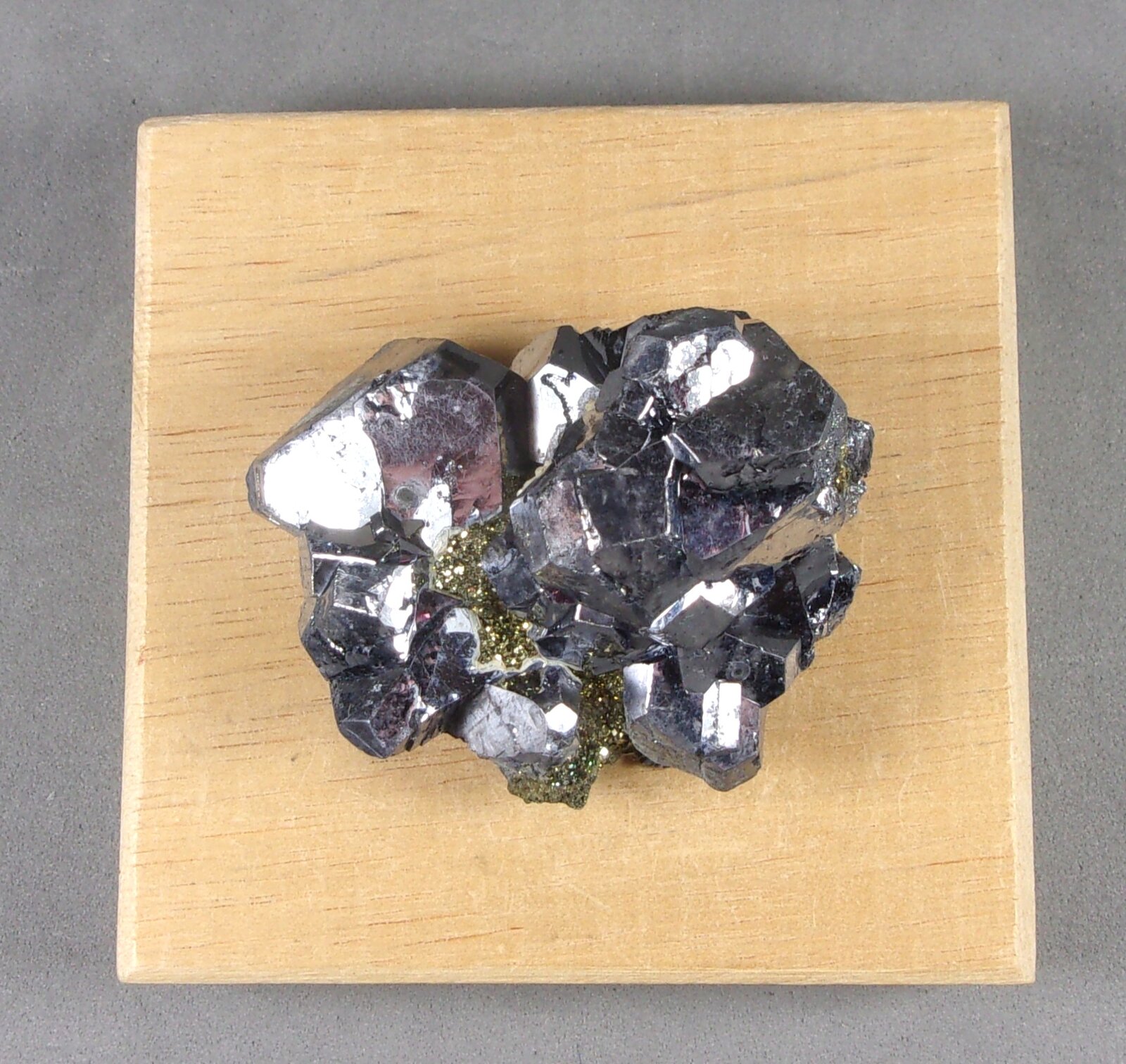 Galena, Pirita
4,2 x 3,4 x 2 cm. Cristal más grande 18 milímetros.
(Autor: J. G. Alcolea)