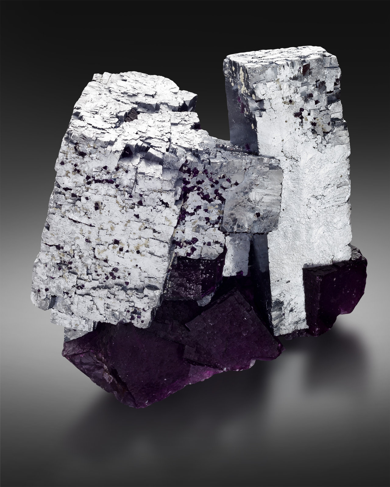 Galena, Fluorita
11.5 x 12.2 x 7.5 cm / Cristal principal: 11.2 cm.
(Autor: Museo MIM)