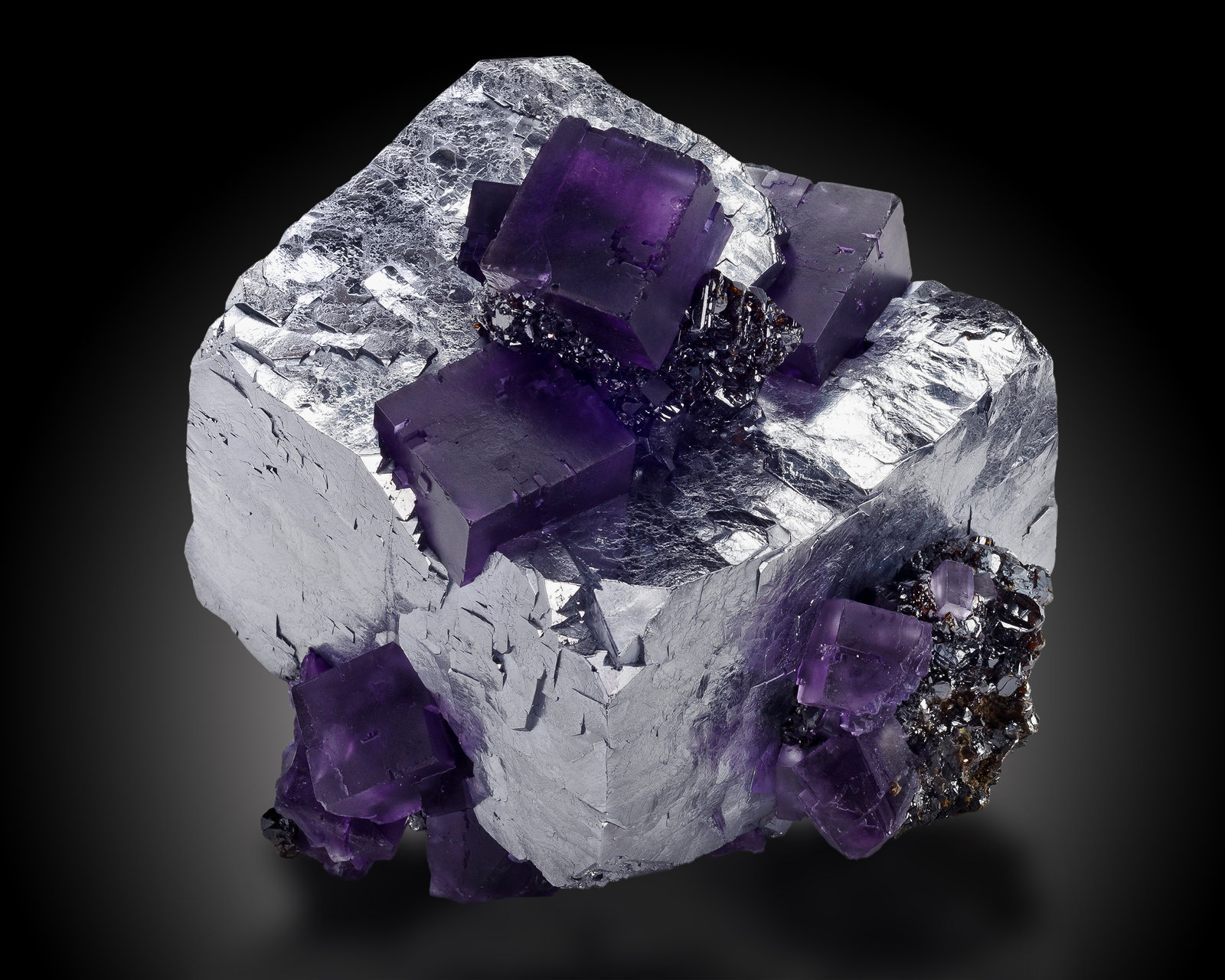 Galena, Fluorita
10.4 x 10 x 9.5 cm
(Autor: Museo MIM)