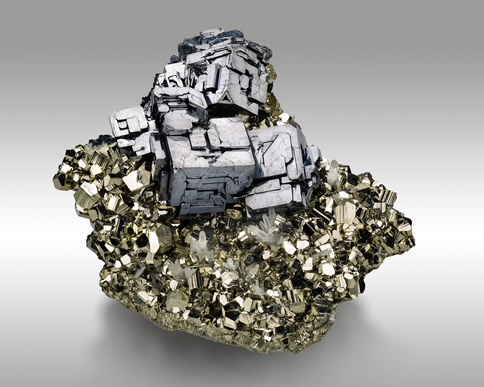 Galena
19 x 19 x 7 cm / cristal principal: 6.4 cm
(Autor: Museo MIM)