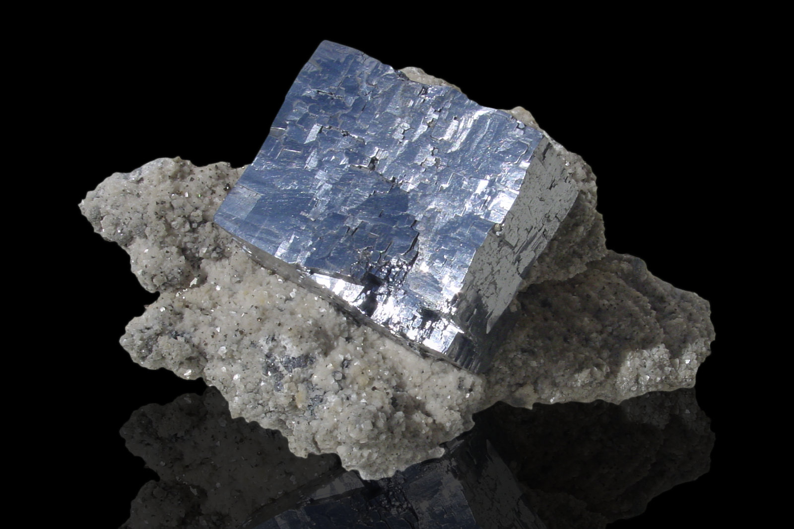 Galena en Calcita y Calcopirita
25.5 x 14.5 x 14.5 cm / cristal principal: 13.3 cm
(Autor: Museo MIM)