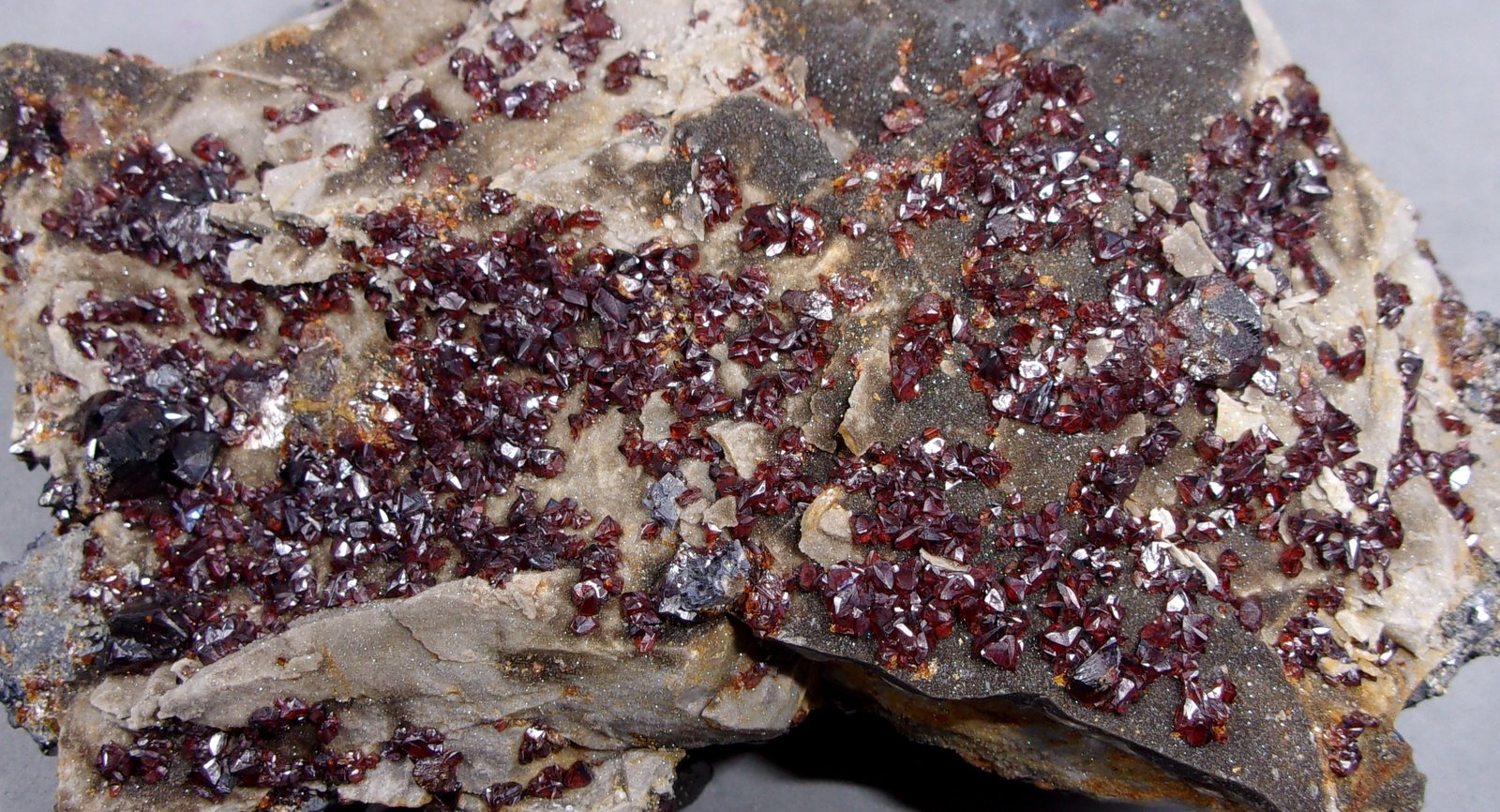Galena y Esfalerita
10 x 7,5 x 3 cm.
(Autor: J. G. Alcolea)