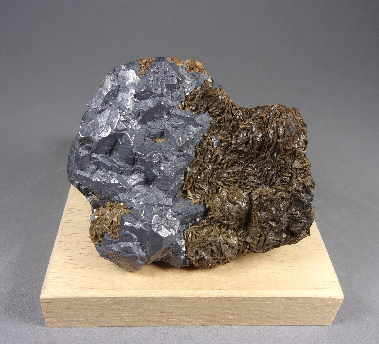 Galena y Siderita
6,5 × 5,7 × 3,3 cm.
(Autor: J. G. Alcolea)