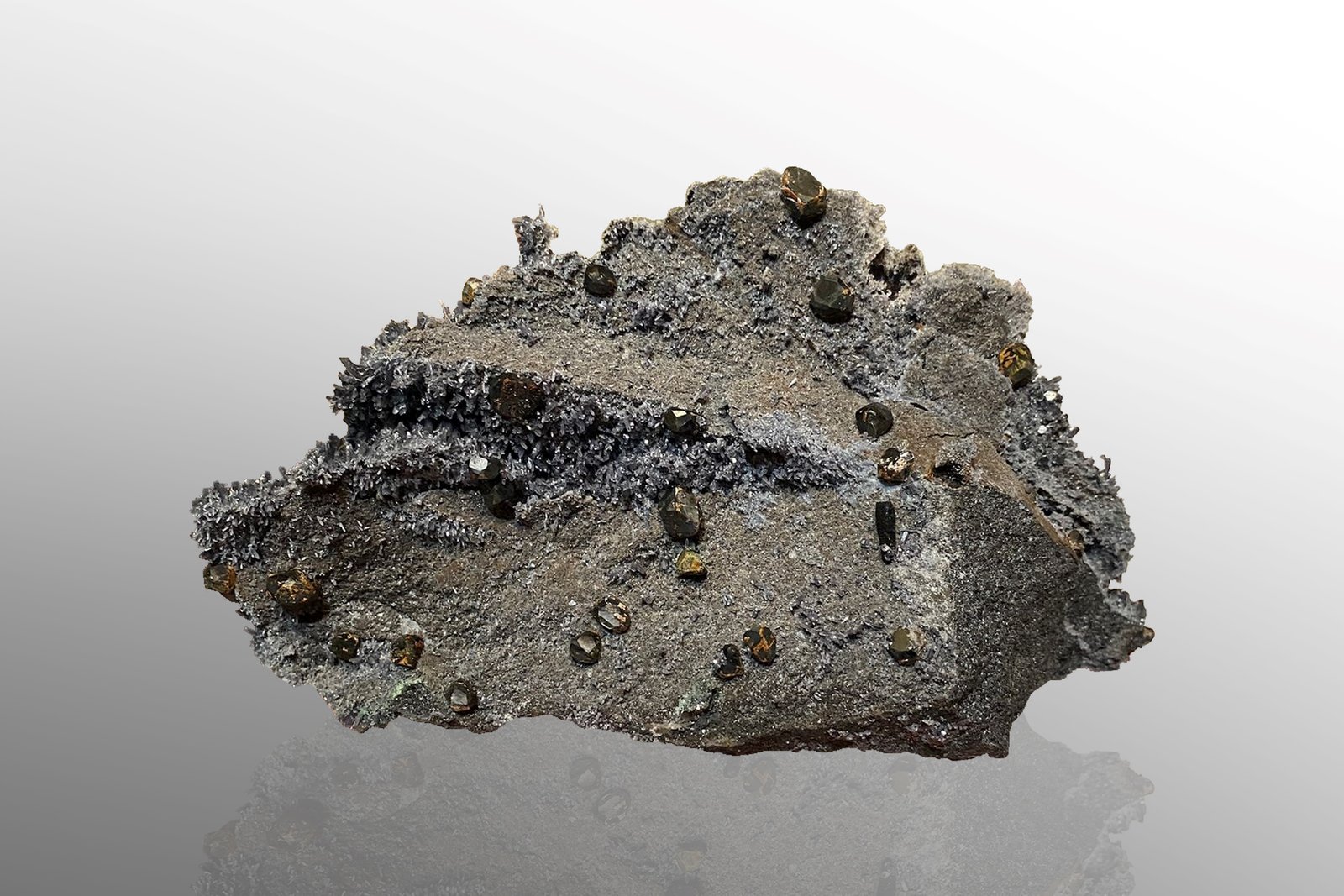 Geikielita con Amesita
16 x 7.5 x 9 cm / Cristal principal: 0.9 cm.
(Autor: Museo MIM)