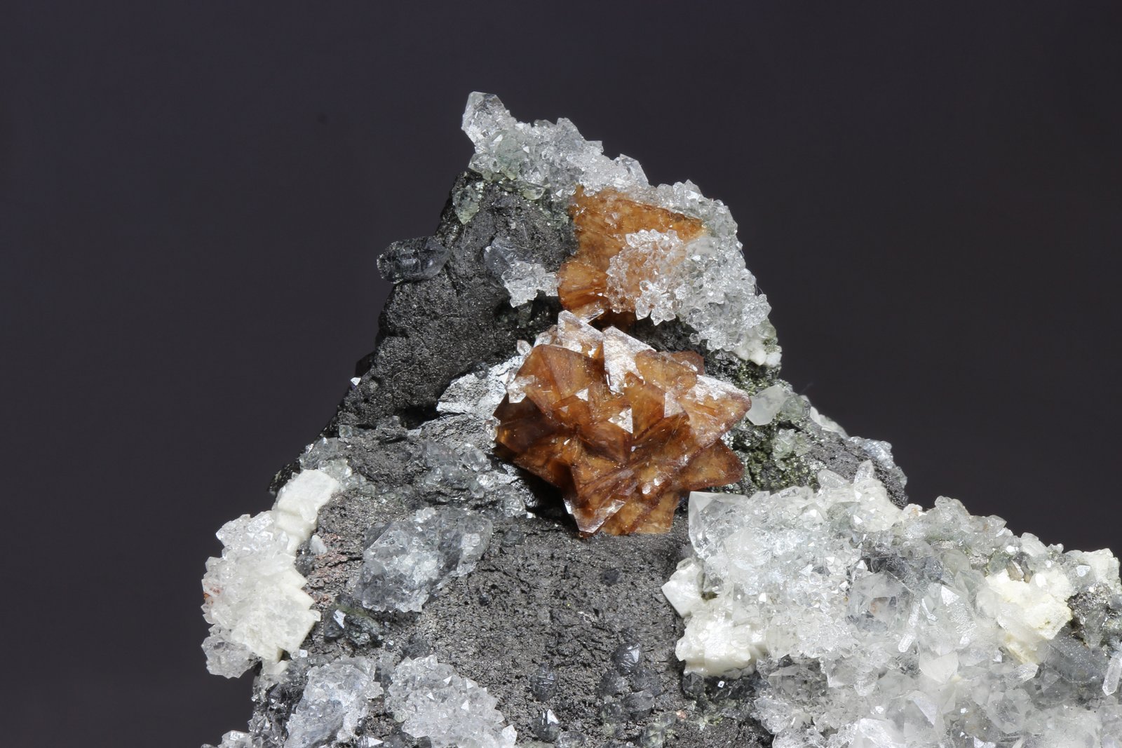 Genthelvita, Magnetita y Cuarzo
cristales 25x25mm
(Autor: Ramon A  Lopez Garcia)