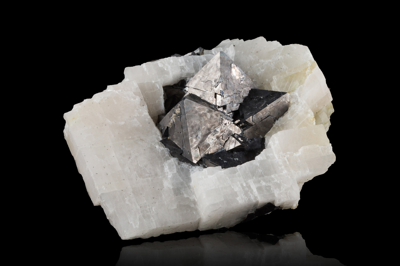 Gersdorffita en Calcita
8 x 7 x 3 cm / Cristal principal: 2 cm.
(Autor: Museo MIM)