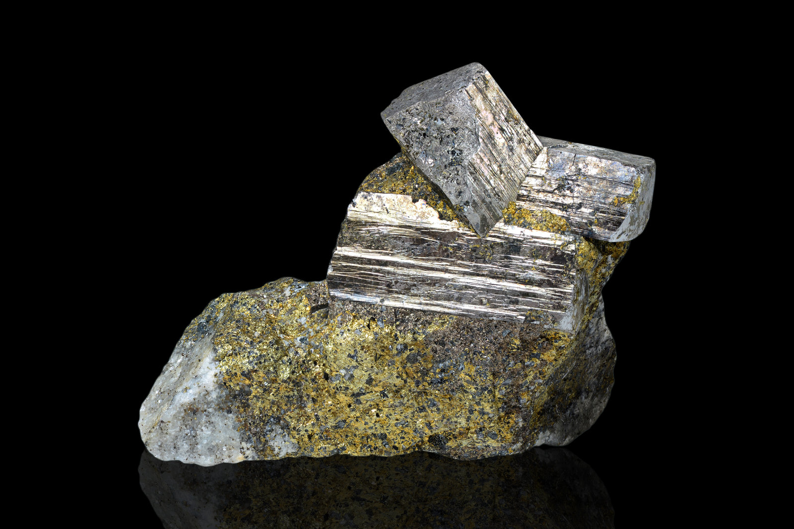 Glaucodot con Calcopirita
7 x 3 x 6 cm / cristal principal: 4 cm
(Autor: Museo MIM)