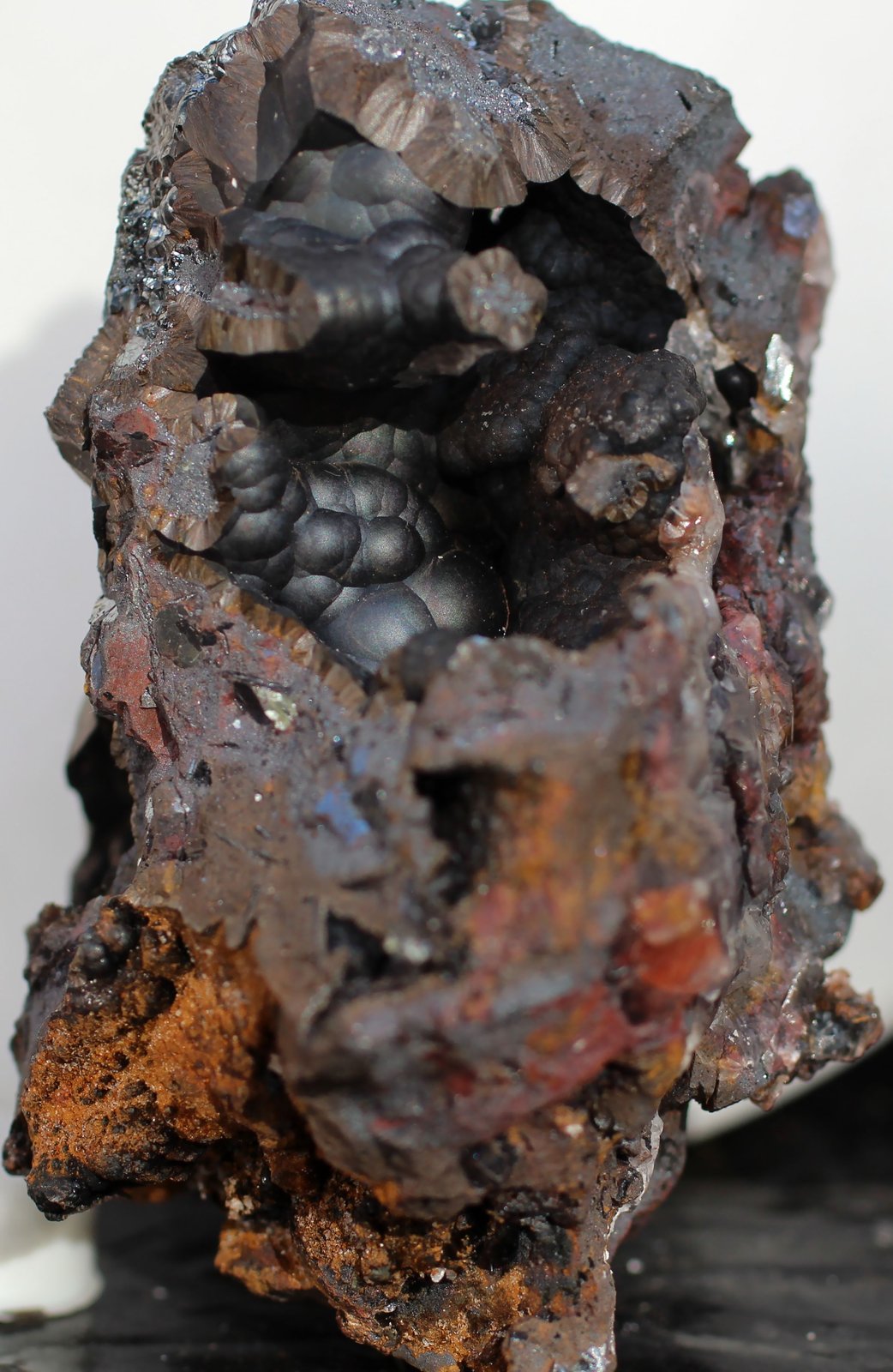 Goethita y Calcita
70 x 58 x 43 mm.
(Autor: José Luis Zamora)