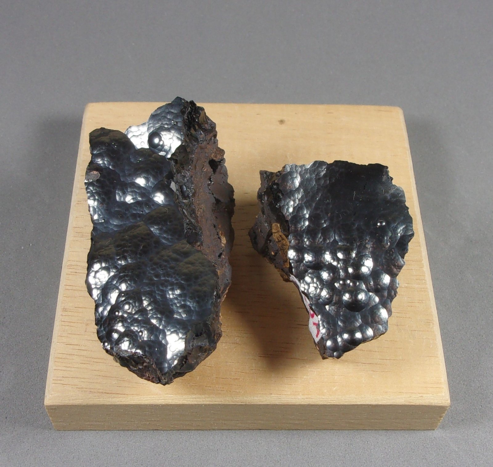 Goethita
(A) 4,4 x 2,9 x 2,5 cm.  (B) 6,2 x 3,5 x 2,8 cm.
(Autor: J. G. Alcolea)