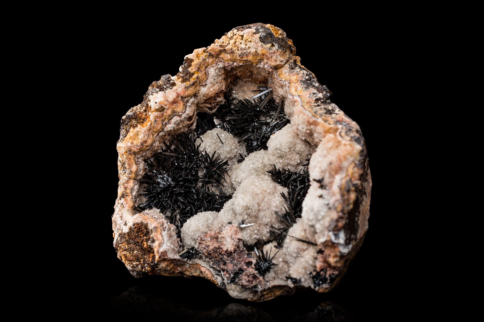 Goethita en Cuarzo
11 x 6.5 x 10 cm / Cristal principal: 1.2 cm.
(Autor: Museo MIM)