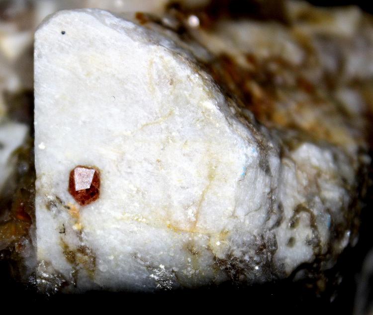 Andradita (Grupo Granate)
Cristal de 3 mm. en microclina
(Autor: canada)