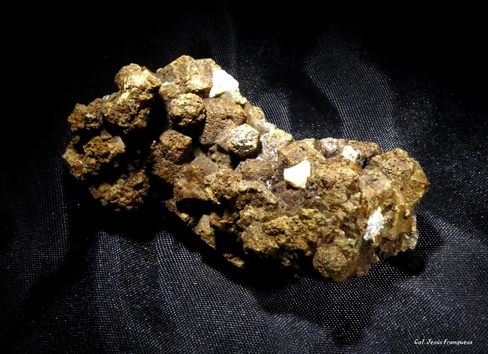 Granate (Grupo) y Scheelita.
58x31 mm.
(Autor: Jesus Franquesa Baucells)