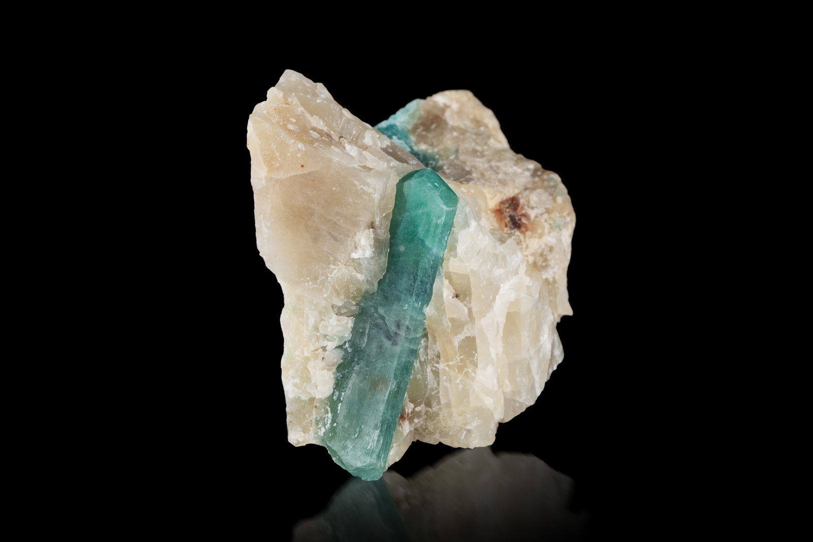 Grandidierita
4 x 5.5 x 4 cm / cristal principal: 3.5 cm
(Autor: Museo MIM)