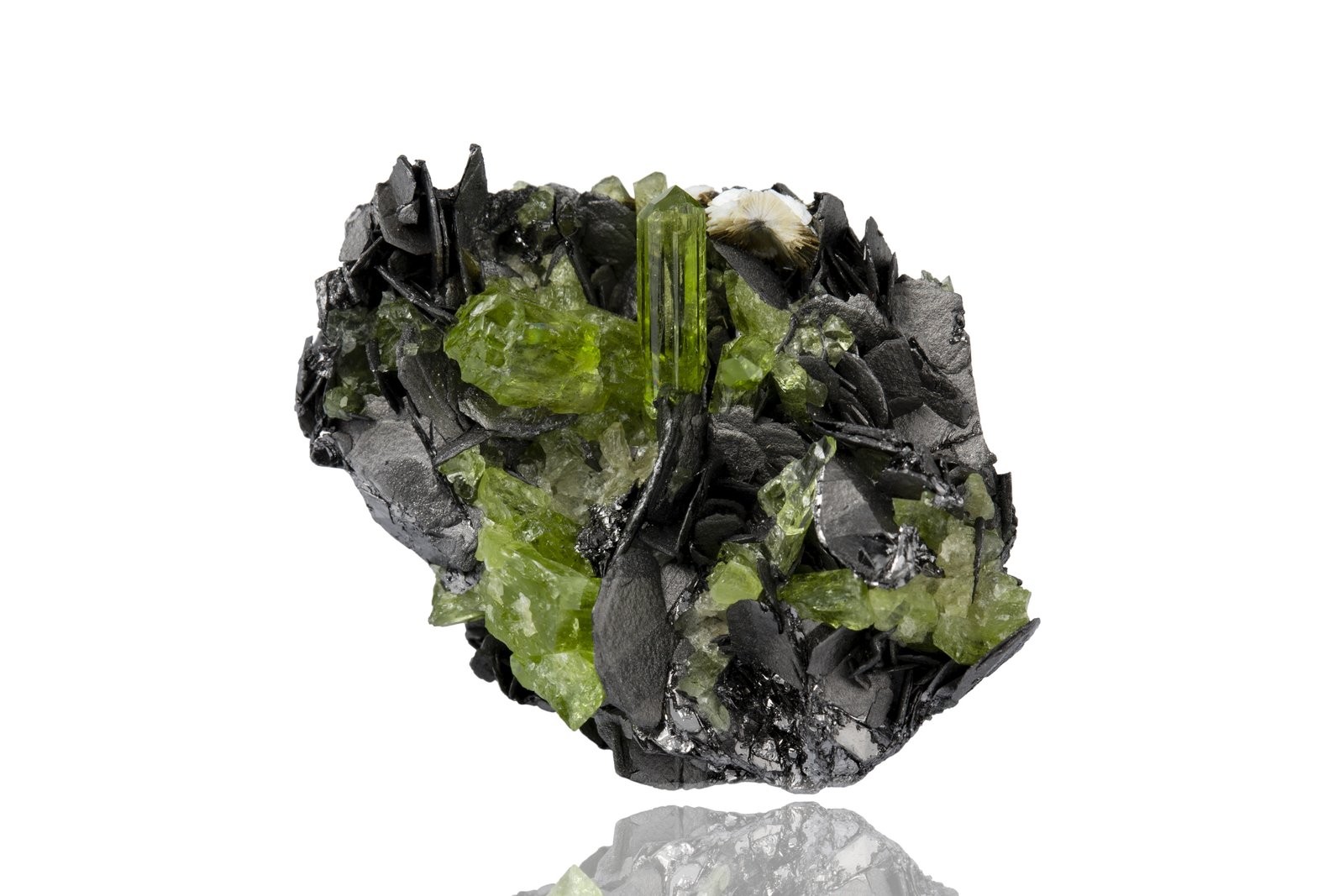 Grafito con Diópsido y Mesolita
4 x 3 x 2.5 cm / Cristal principal: 0.8 cm.
(Autor: Museo MIM)