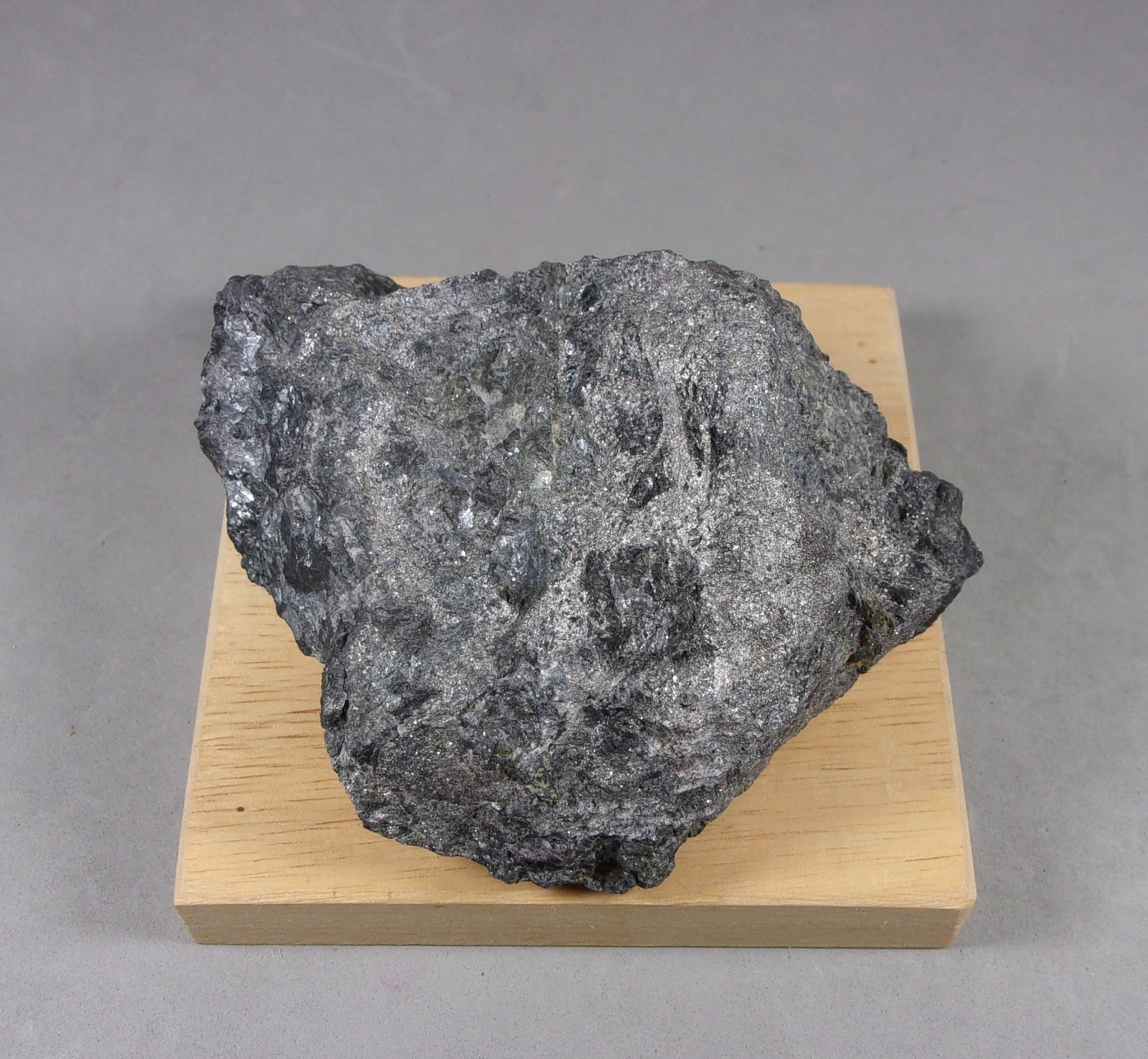 Gudmundita
8 x 7 x 3,5 cm.
(Autor: J. G. Alcolea)