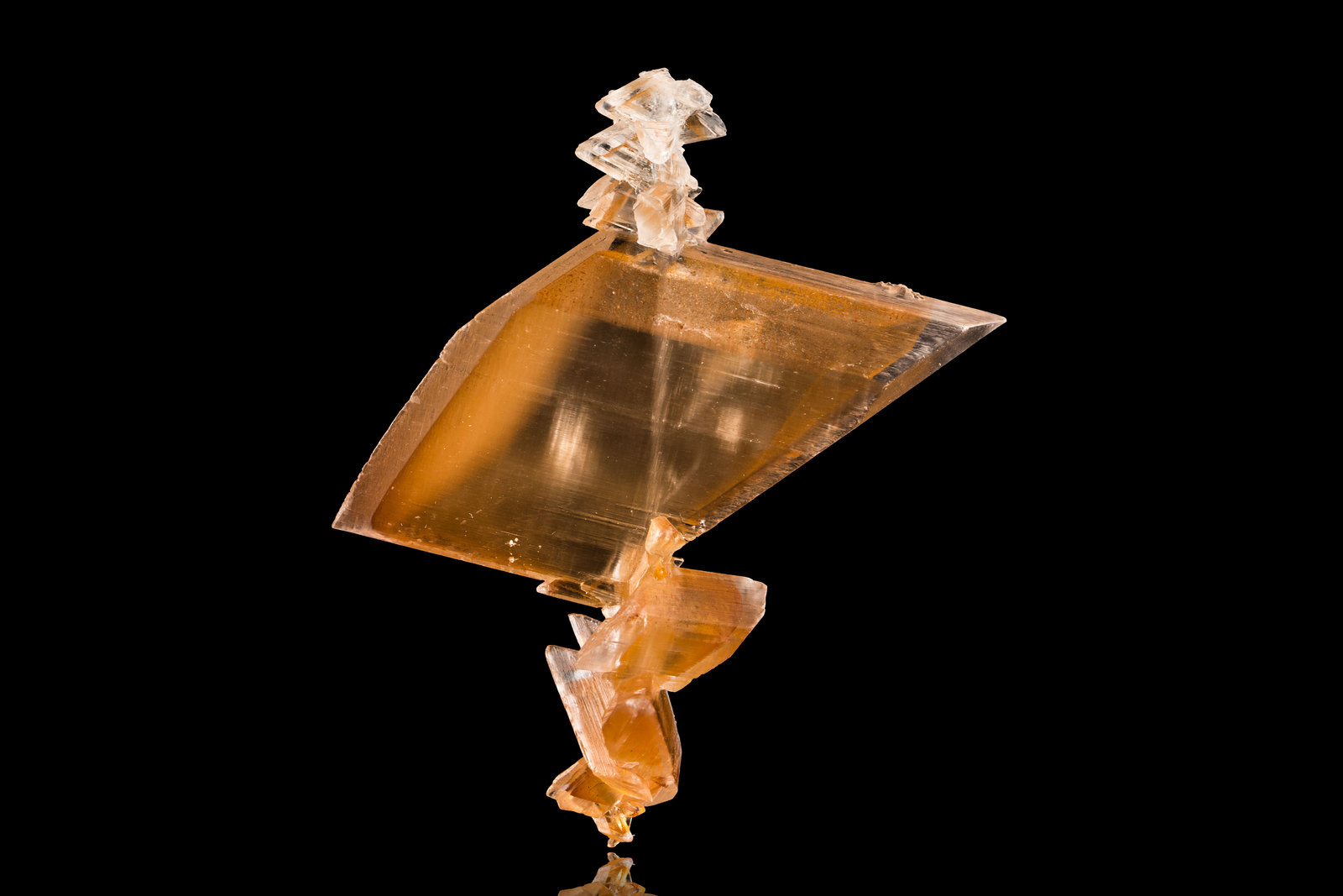 Yeso
8 x 3.5 x 9 cm / Cristal principal: 7.7 cm
(Autor: Museo MIM)