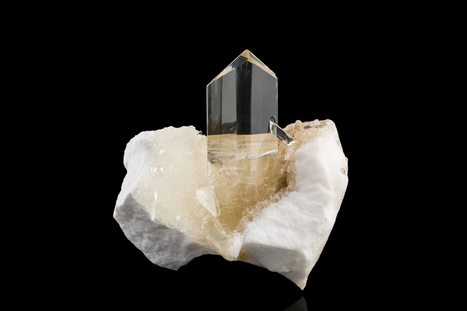 Yeso
7 x 6.5 x 6.5 cm / cristal principal: 5.6 cm
(Autor: Museo MIM)