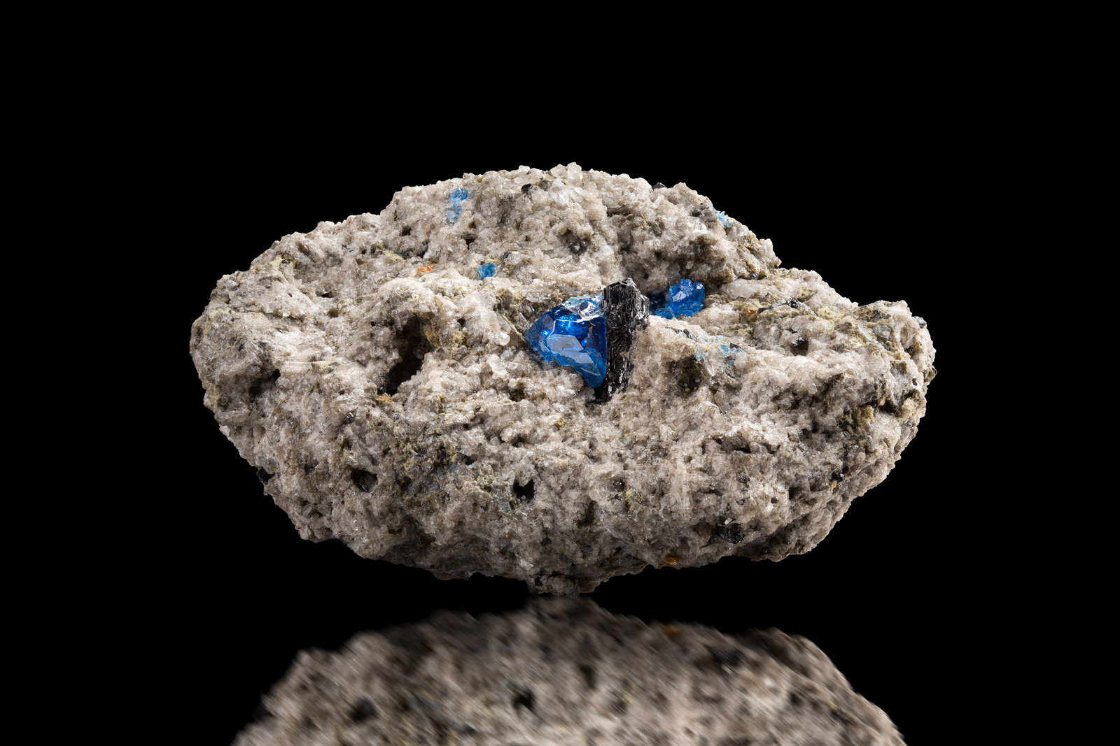 Haüyna
4.5 x 4 x 7.5 cm / Cristal principal: 1.5 cm.
(Autor: Museo MIM)