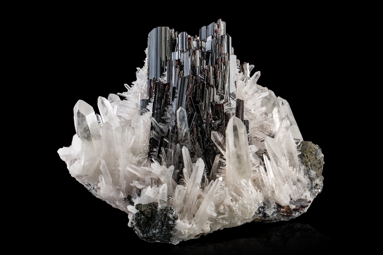 Hübnerita con Cuarzo y Tetraedrita
18 x 14 x 14 cm / Cristal principal: 6 cm.
(Autor: Museo MIM)