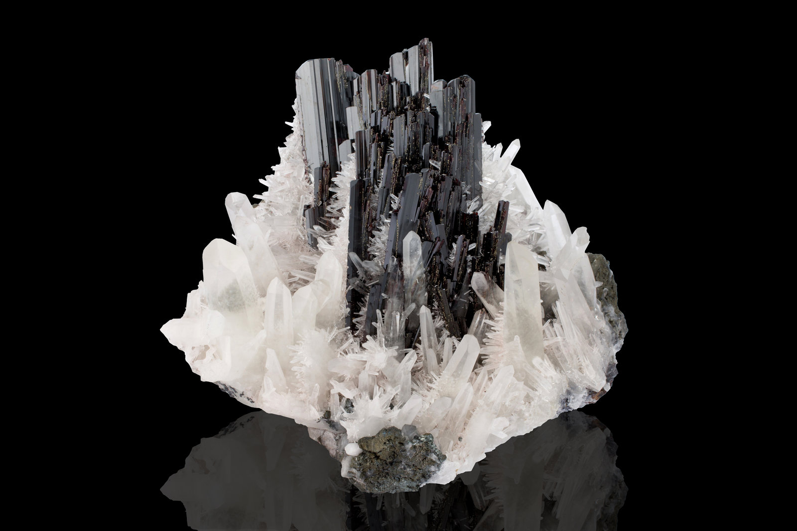 Hübnerita con Cuarzo y Tetraedrita
18 x 14 x 14 cm / Cristal principal: 6 cm.
(Autor: Museo MIM)