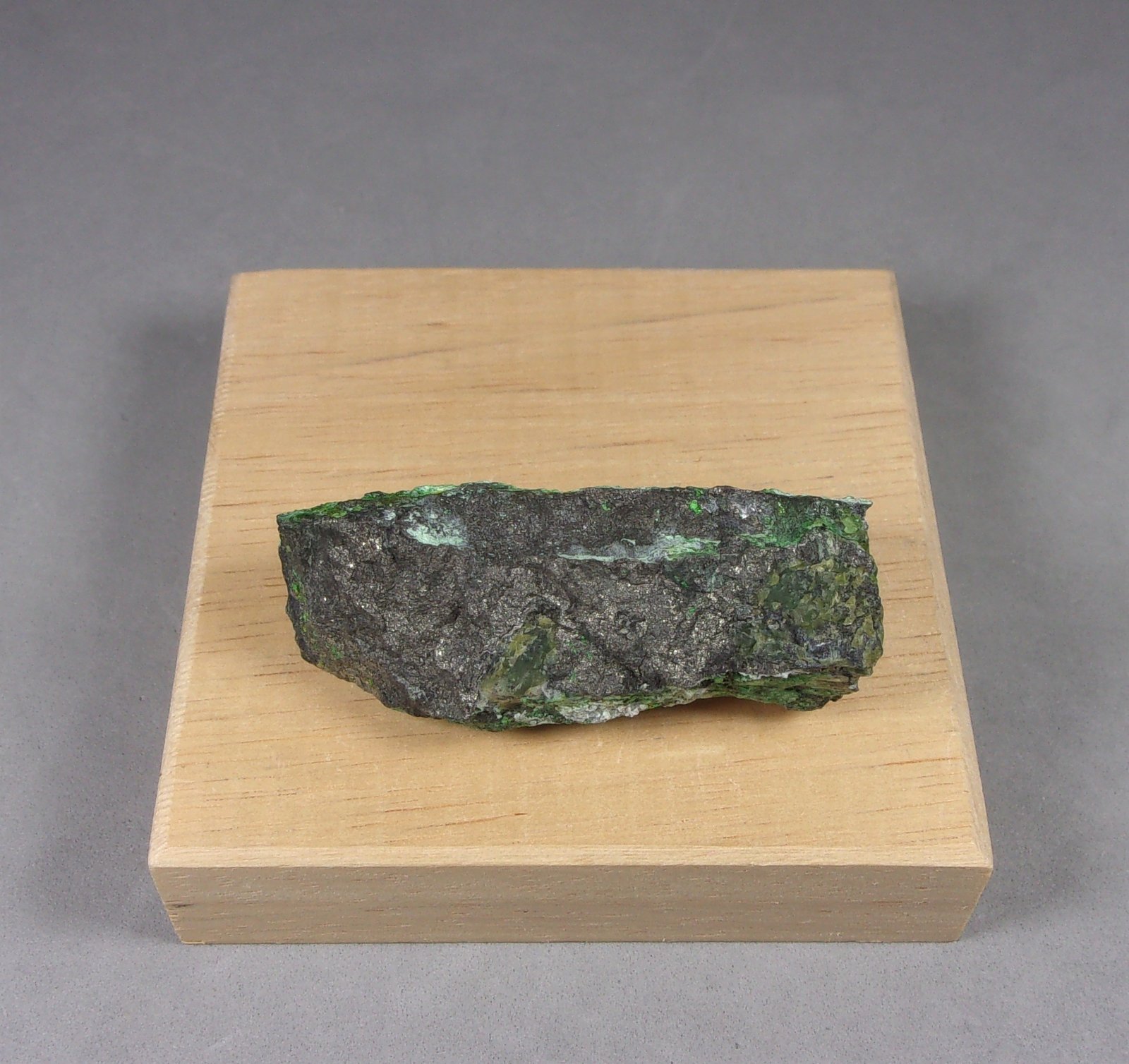 Heazlewoodita
4,6 x 2,3 x 1,7 cm.  42,79 g.
(Autor: J. G. Alcolea)