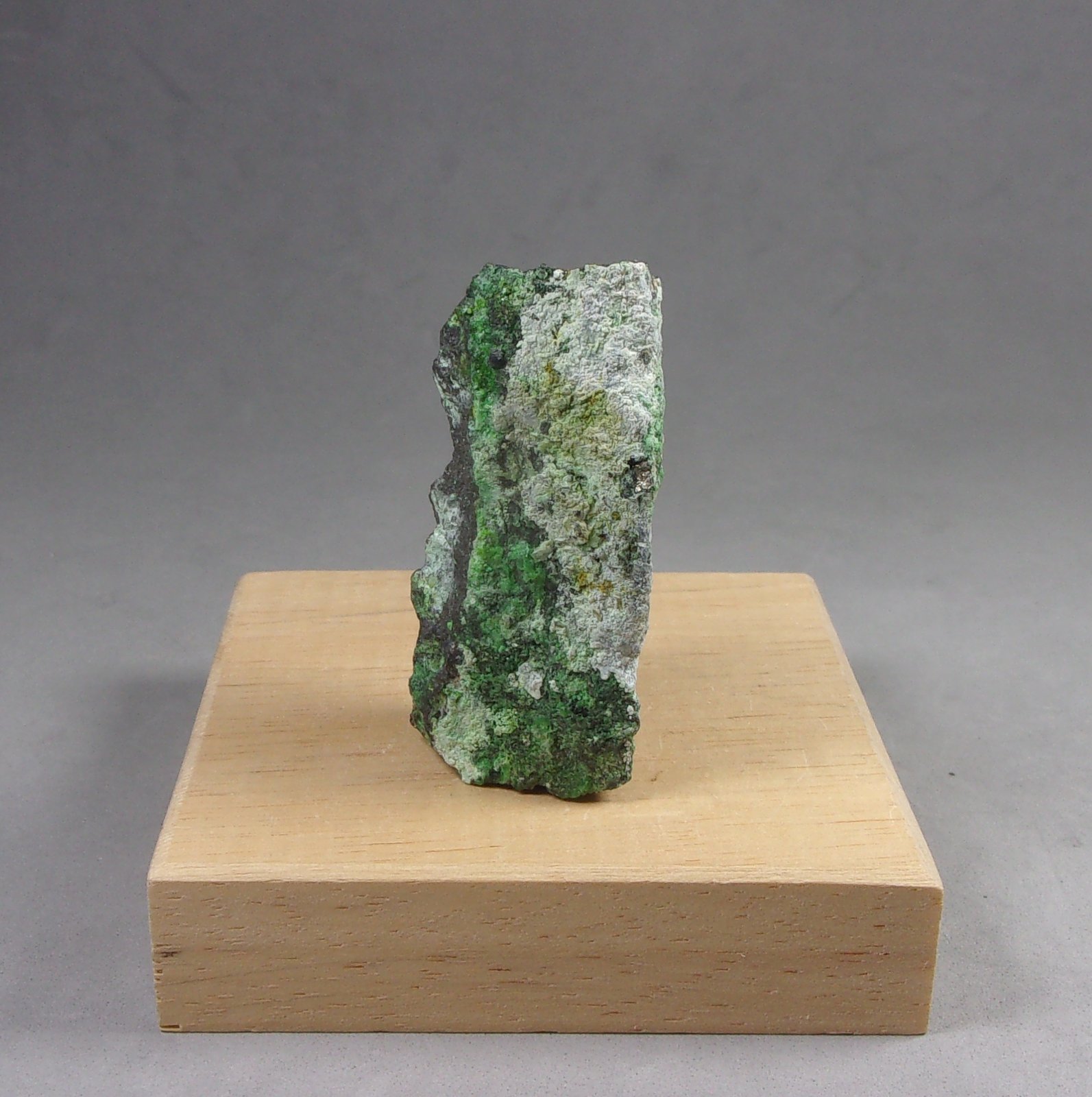 Heazlewoodita
4,6 x 2,3 x 1,7 cm.  42,79 g.
(Autor: J. G. Alcolea)