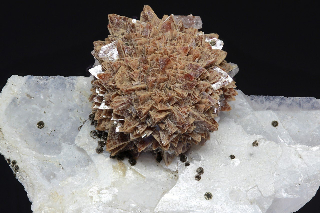 Genthelvita en Dolomita
agregado esferoide de cristales: 25x25 mm
(Autor: Ramon A  Lopez Garcia)