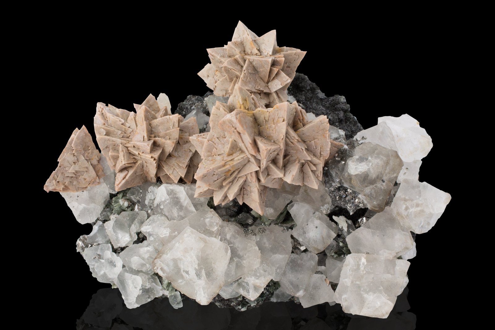 Helvina con Fluorita
15 x 10 x 9 cm / Cristal principal: 2.5 cm
(Autor: Museo MIM)
