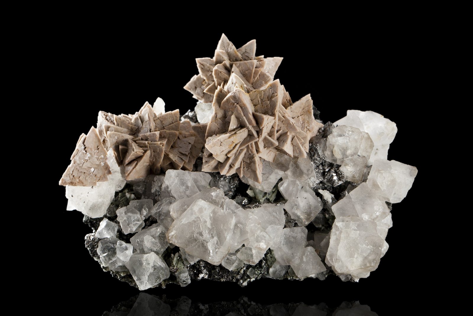 Helvina con Fluorita
15 x 10 x 9 cm / Cristal principal: 2.5 cm
(Autor: Museo MIM)