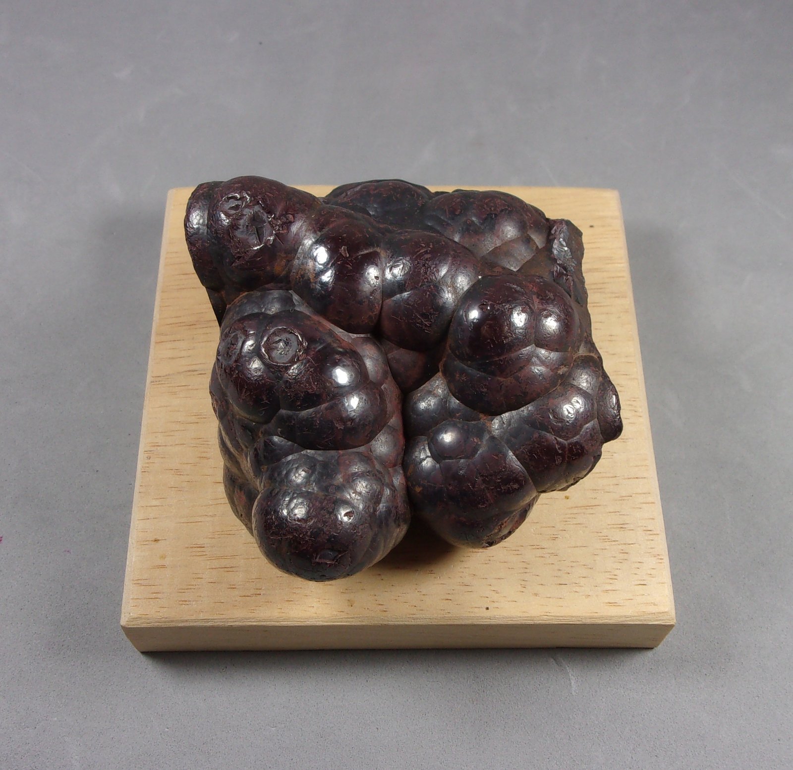 Hematites (variedad botrioidal)
7 x 6,6 x 3,7 cm.
(Autor: J. G. Alcolea)