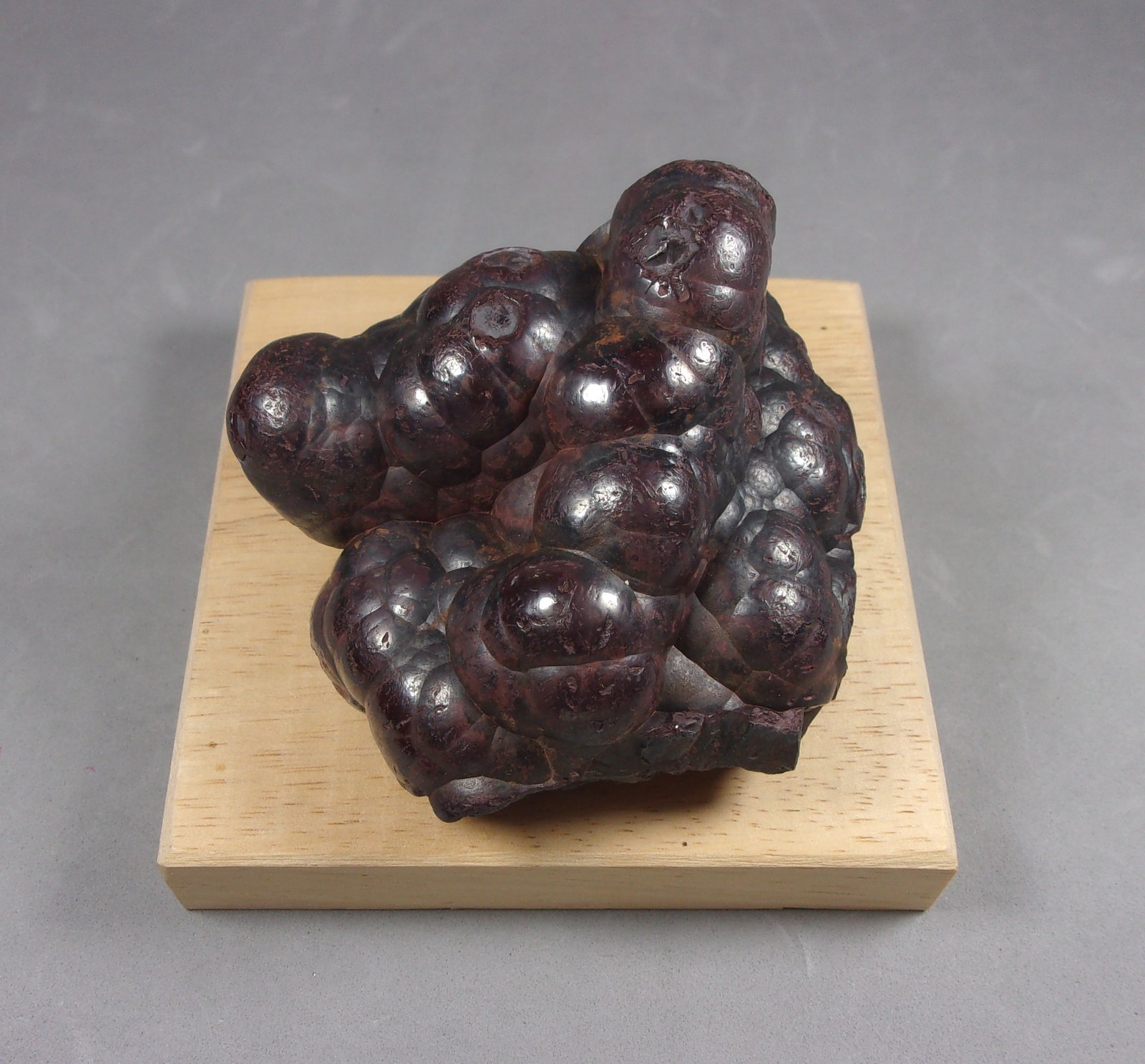 Hematites (variedad botrioidal)
7 x 6,6 x 3,7 cm.
(Autor: J. G. Alcolea)