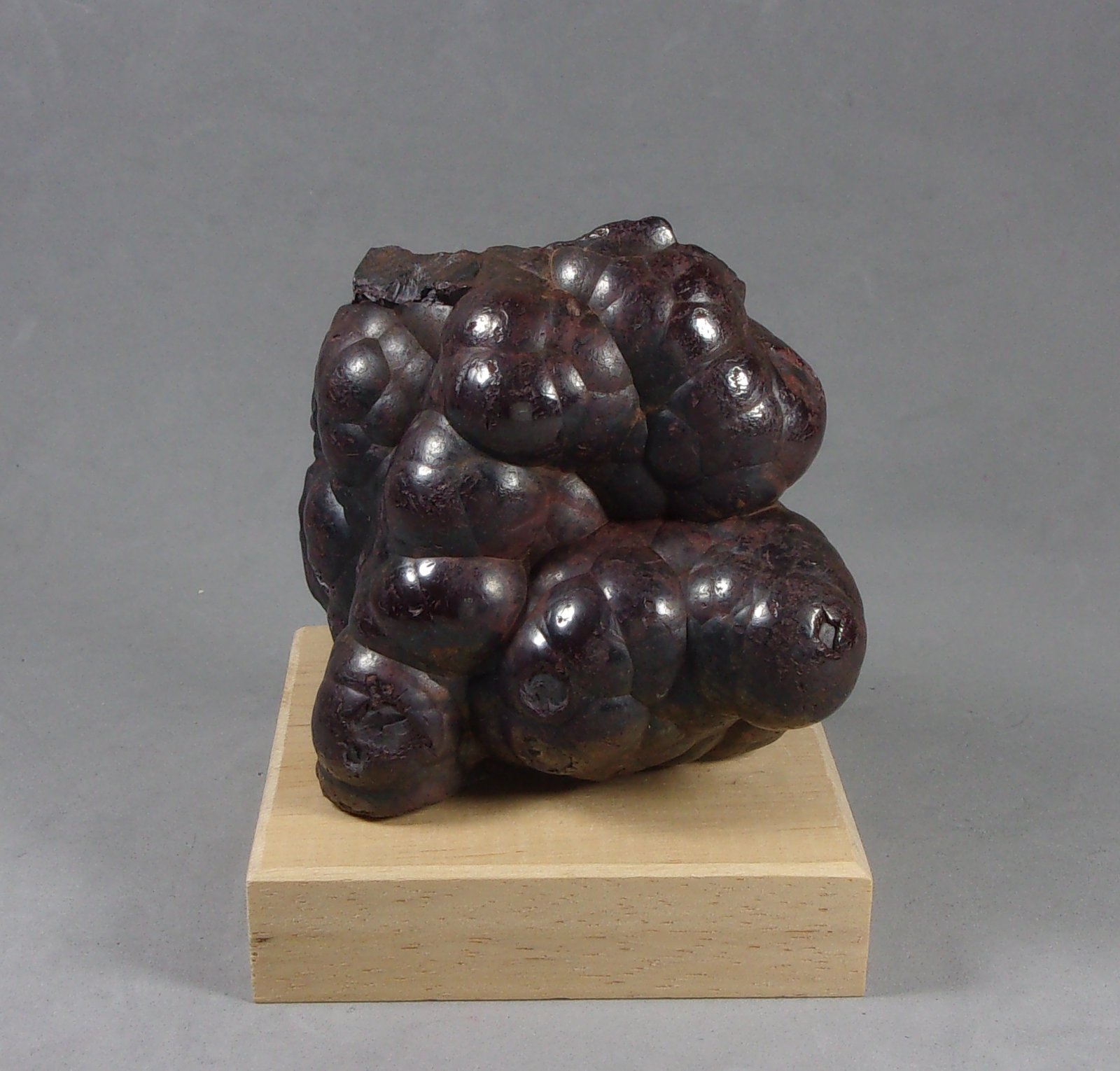 Hematites (variedad botrioidal)
7 x 6,6 x 3,7 cm.
(Autor: J. G. Alcolea)