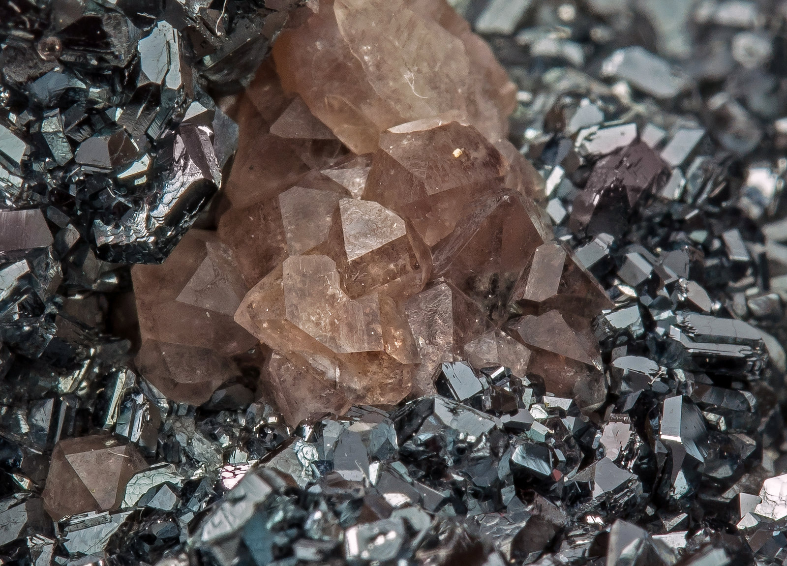Hematites con Cuarzo (variedad ahumado)
Tamaño de la pieza: 9.3 × 8.4 × 4.7 cm
(Autor: Jordi Fabre)