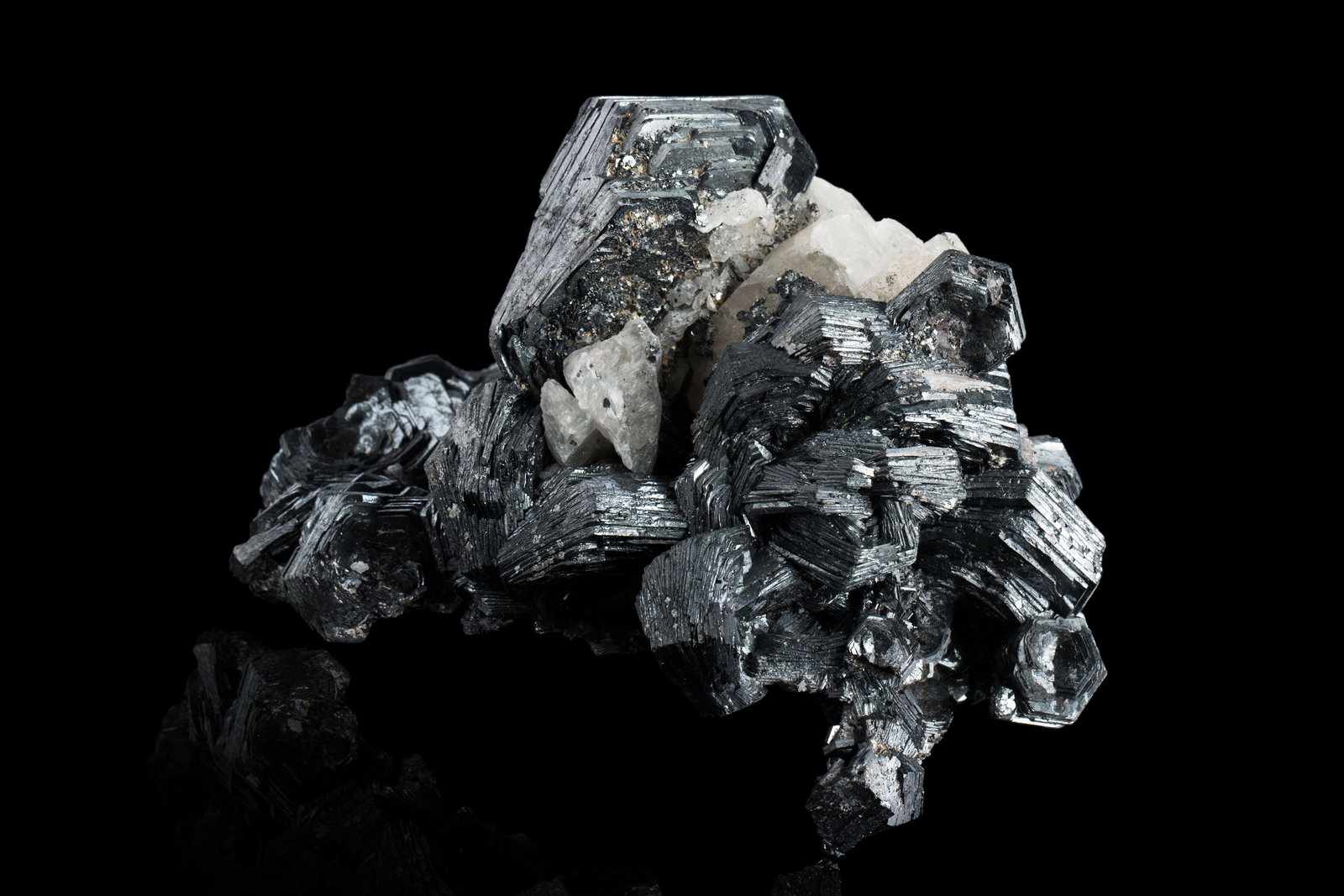 Hematites con Ortoclasa (variedad adularia)
13 x 10 x 8 cm / Cristal principal: 5.6 cm
(Autor: Museo MIM)