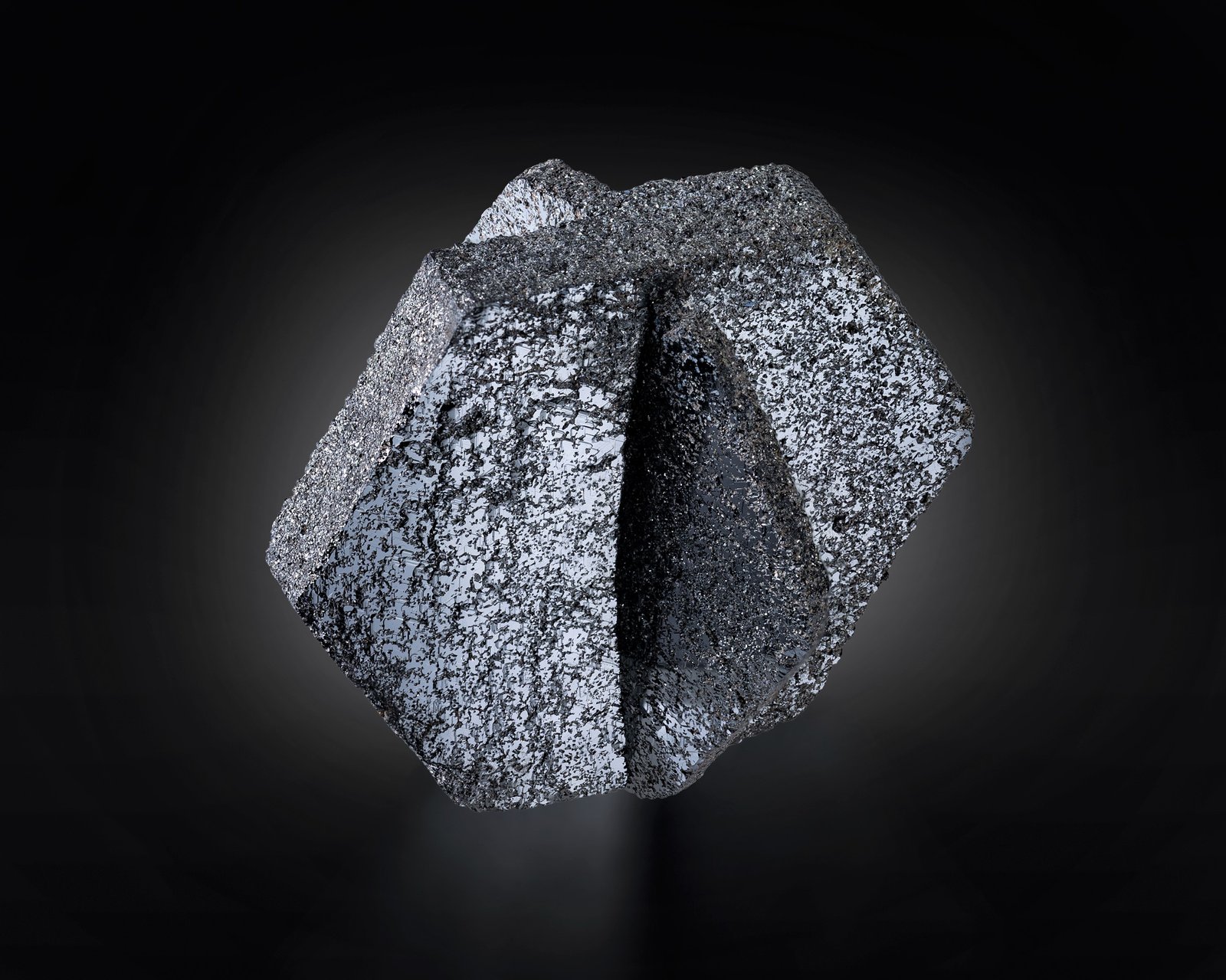Hematites
4 x 5 x 4 cm / cristal principal: 4.8 cm
(Autor: Museo MIM)