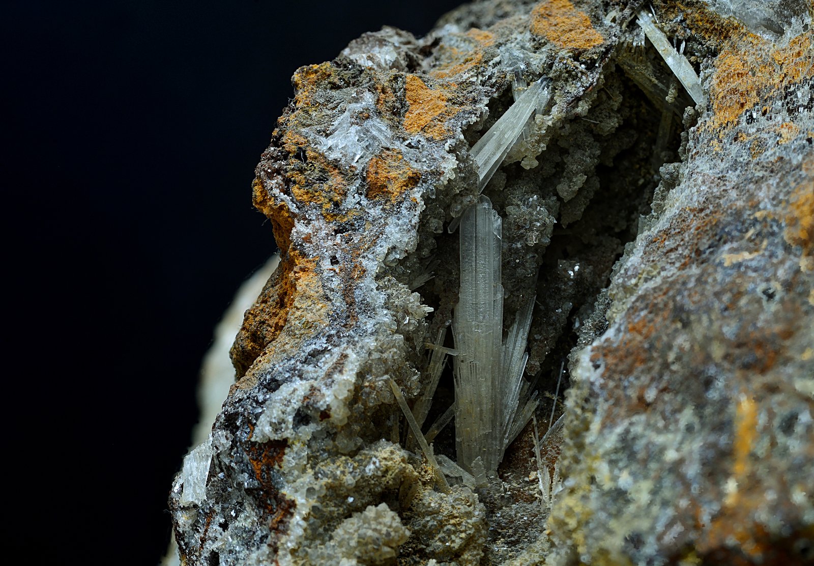 Hemimorfita
Cristal mayor de 25 x 4 mm
(Autor: Antonio Carmona)