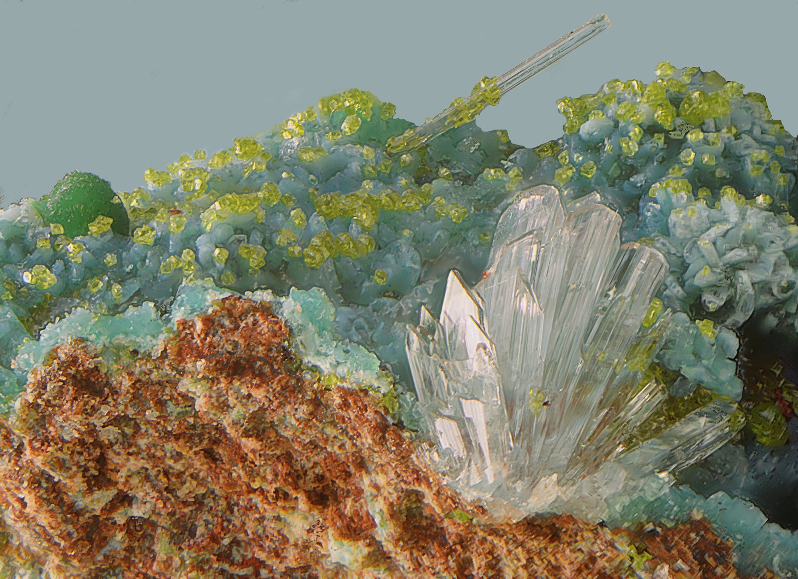 Hemimorfita, duftita, rosasita y malaquita.
Campo de visión de 5 mm
(Autor: Antonio Carmona)