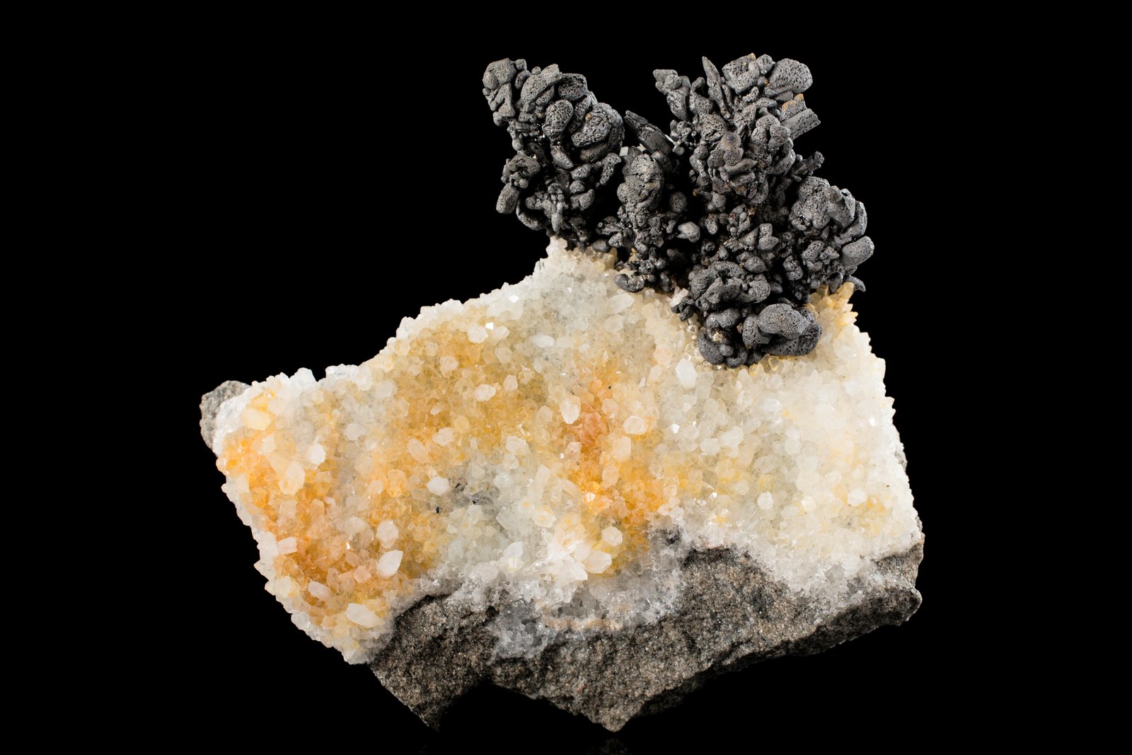 Hessita en Cuarzo
8.5 x 8.5 x 2 cm / Cristal principal: 0.8 cm
(Autor: Museo MIM)