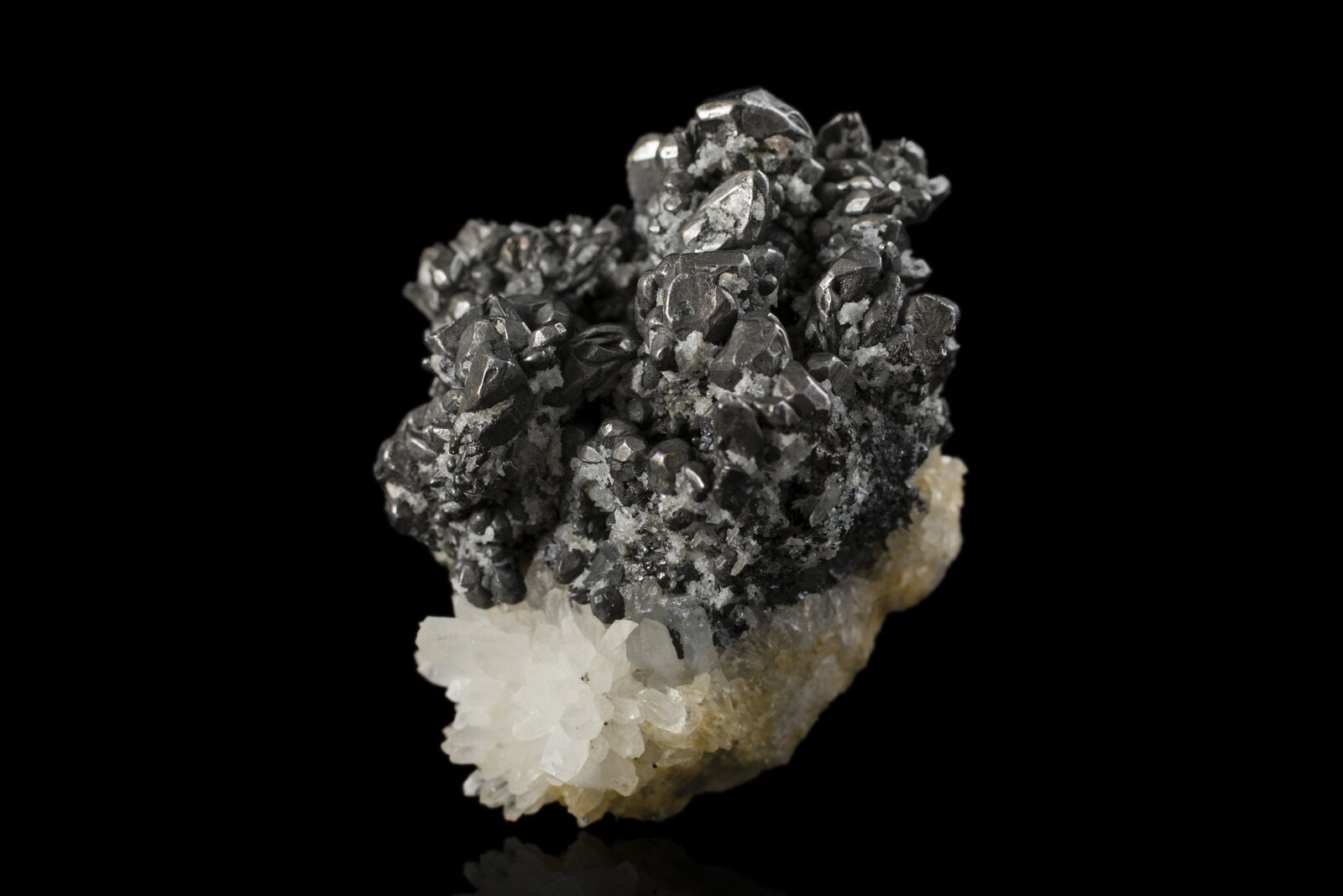 Hessita en Cuarzo
Botes (Botești), Zlatna, Alba, Transilvania, Rumanía
4.5 x 3.5 x 2.5 cm / Cristal principal: 0.8 cm
(Autor: Museo MIM)
