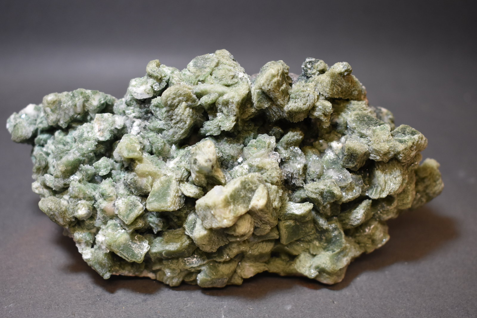 Heulandita-Ca con inclusiones de Celadonita
140 x 70 mm.
(Autor: Joaquin Blanco Cortina)