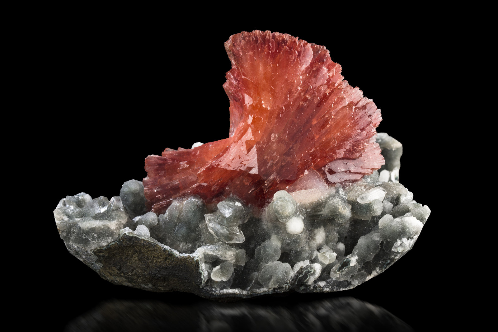 Heulandita-Ca en Cuarzo (variedad calcedonia)
12.5 x 9 x 9 cm / cristal principal: 8 cm
(Autor: Museo MIM)