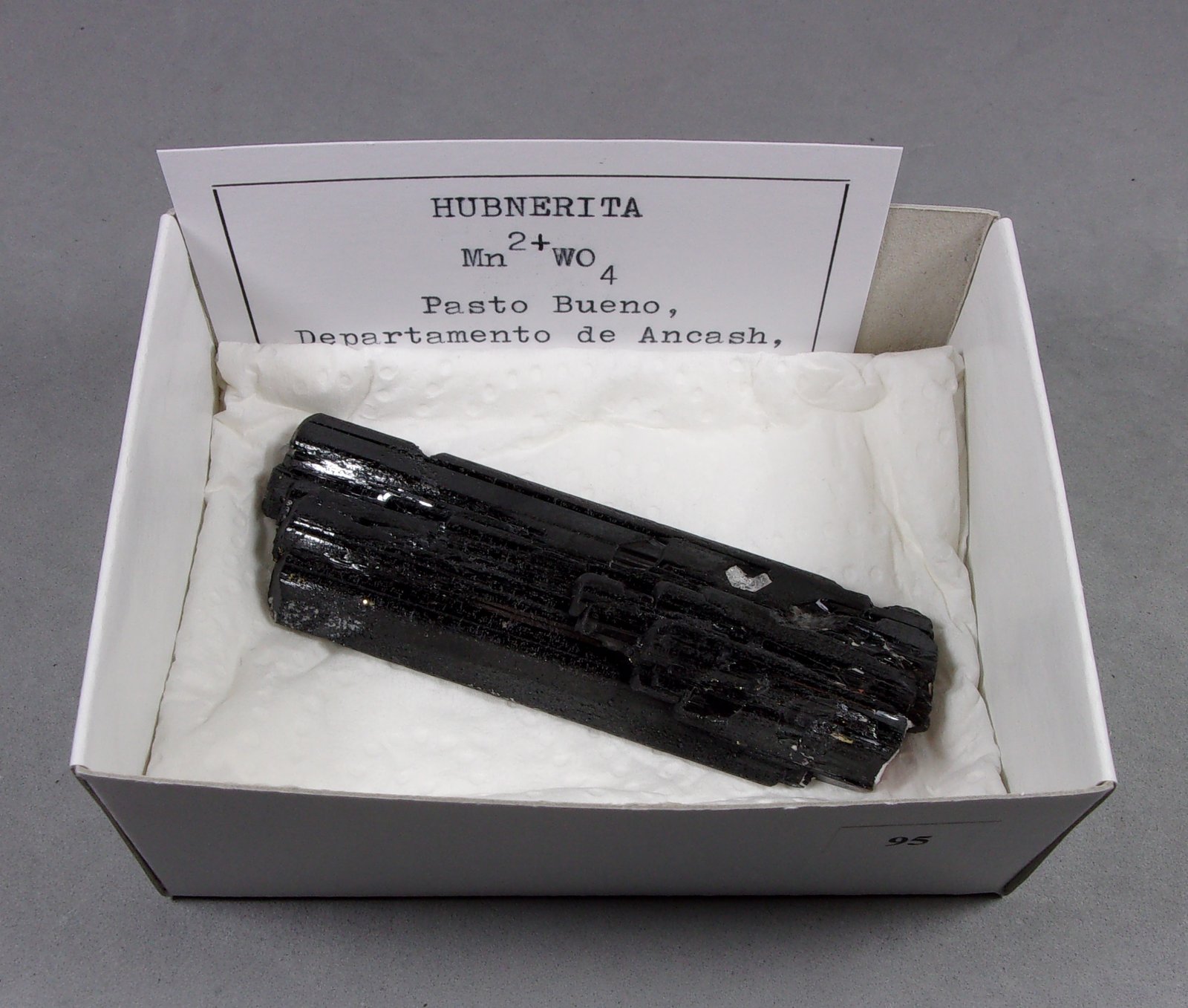 Hübnerita
8 x 2,7 x 0,8 cm.
(Autor: J. G. Alcolea)