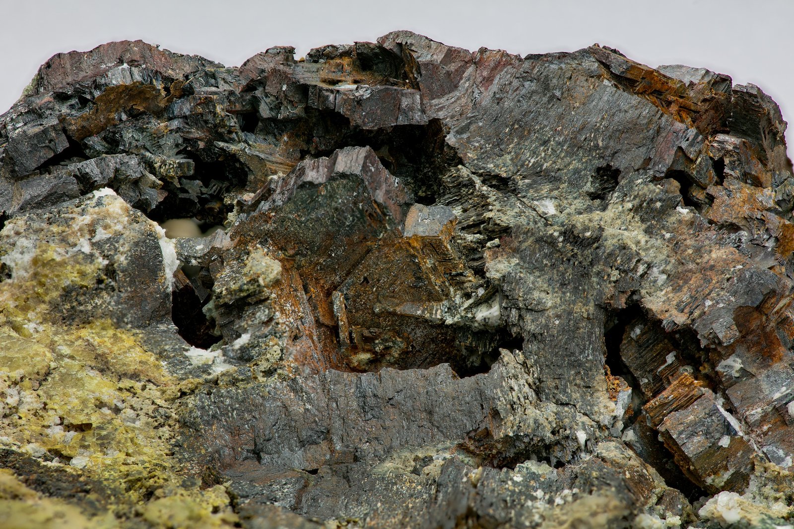 Hulsita con Epidota
10 x 10 x 11.5 cm / cristal principal: 2 cm
(Autor: Museo MIM)