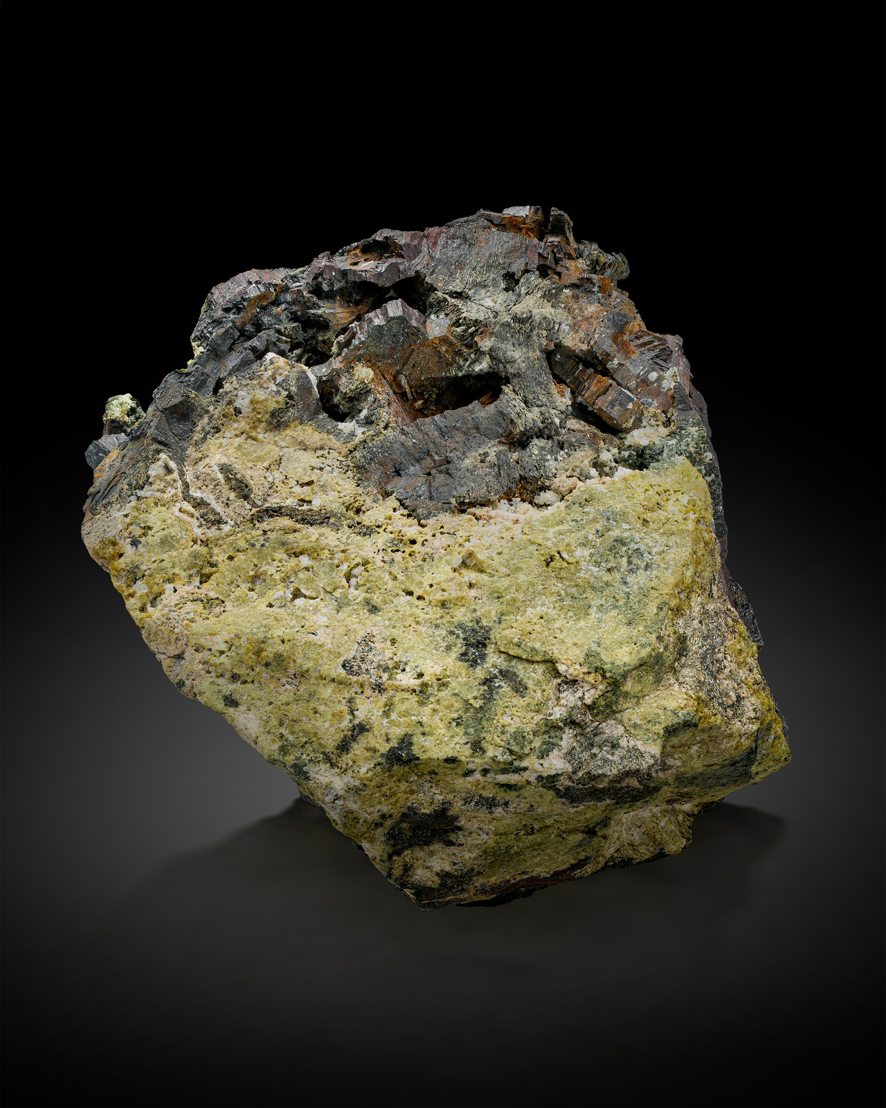 Hulsita con Epidota
10 x 10 x 11.5 cm / cristal principal: 2 cm
(Autor: Museo MIM)