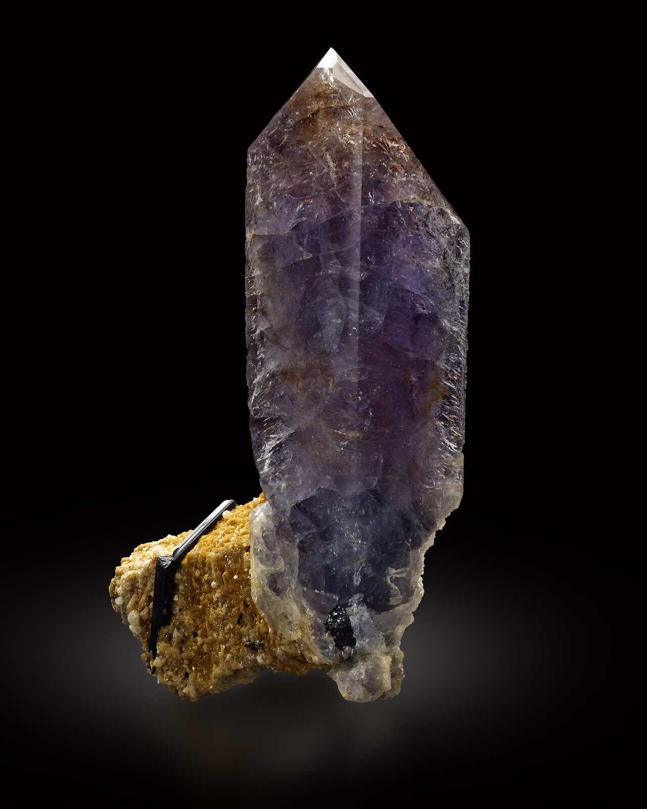 Hidroxilherderita en Ortoclasa y Schorlo
Mina Xanda, Virgem da Lapa, Vale do Jequitinhonha, Minas Gerais, Brasil
10 x 5.5 x 15 cm / Cristal principal: 14.1 cm
(Autor: Museo mim)