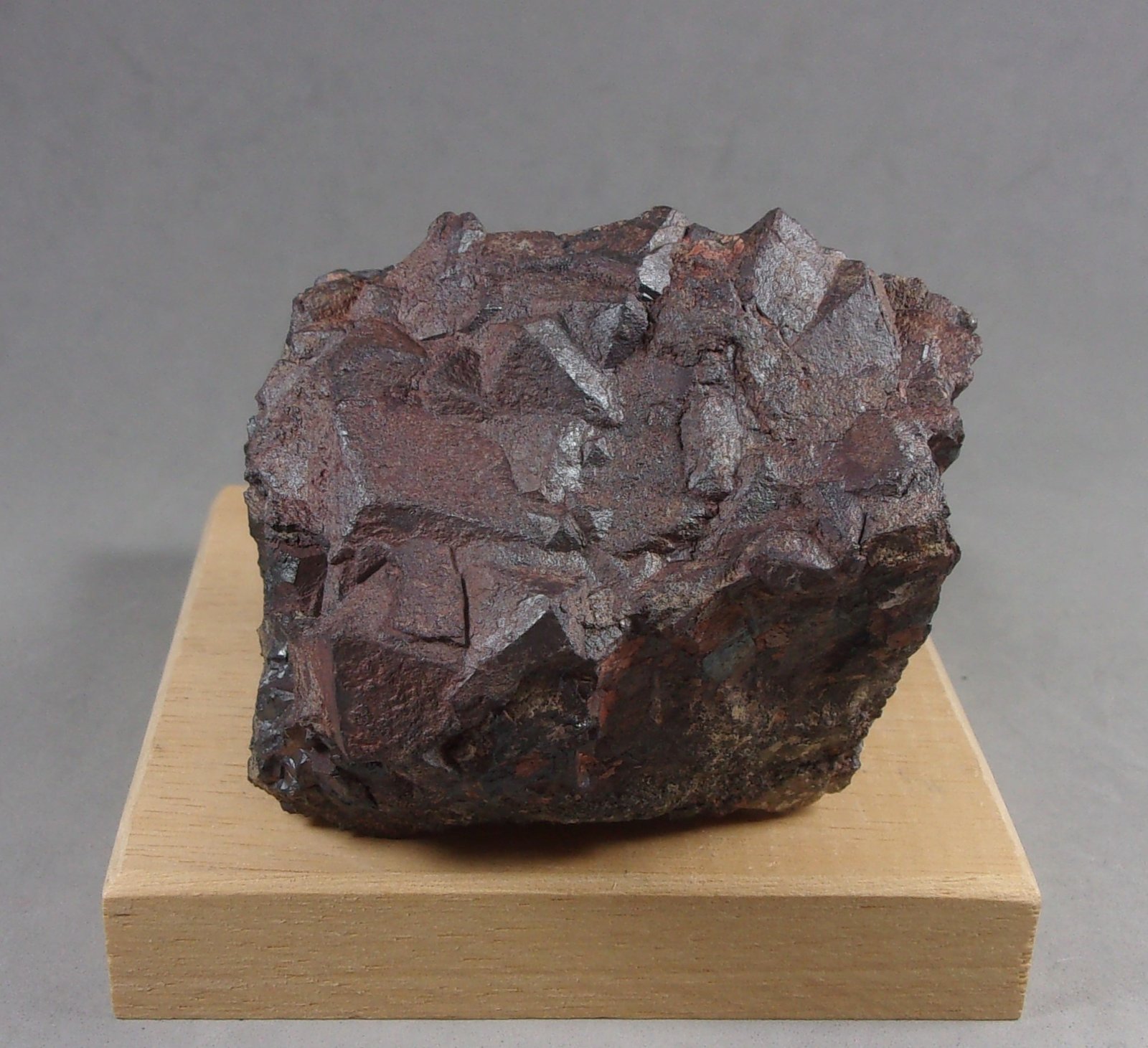 Ilmenita
7 x 6,1 x 4,5 cm.
(Autor: J. G. Alcolea)