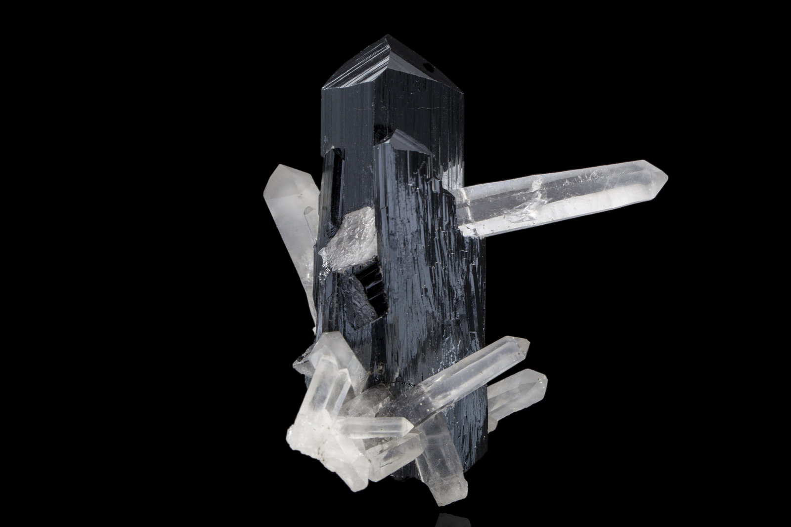 Ilvaíta con Cuarzo
5.5 x 7 x 7.5 cm / Cristal principal: 7.4 cm
(Autor: Museo MIM)