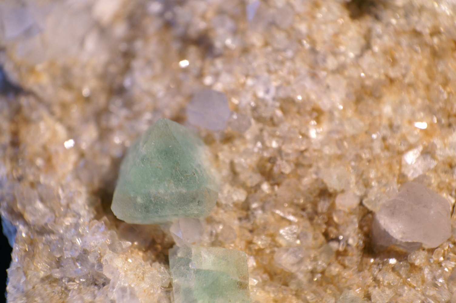 Fluorita
1 cm. ancho de campo
(Autor: chatero15)
