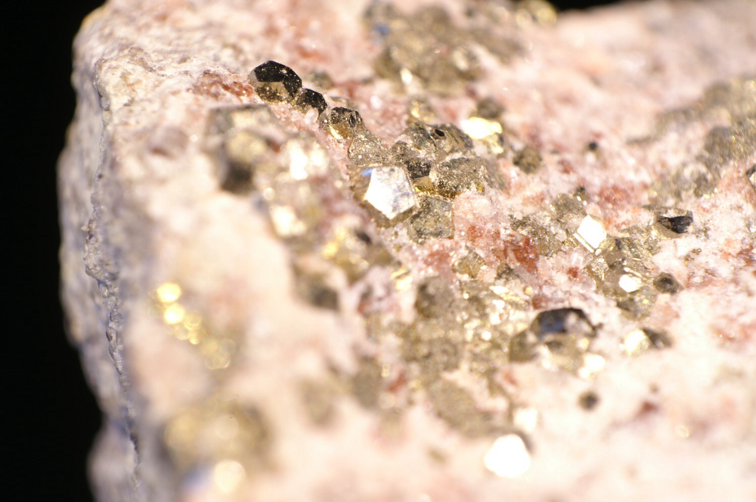 Pirita
1 cm. ancho de campo
(Autor: chatero15)