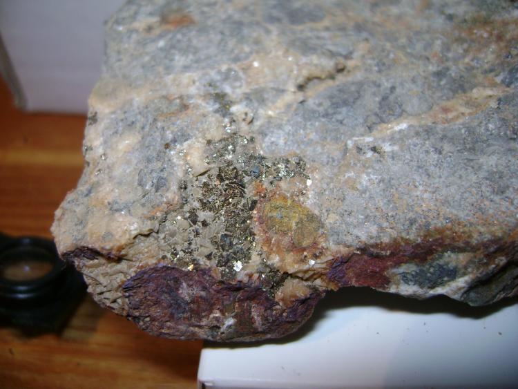 Pirita sobre Dolomita
Zona de cristalización  2 cm. cuadrados.
(Autor: P. apita)